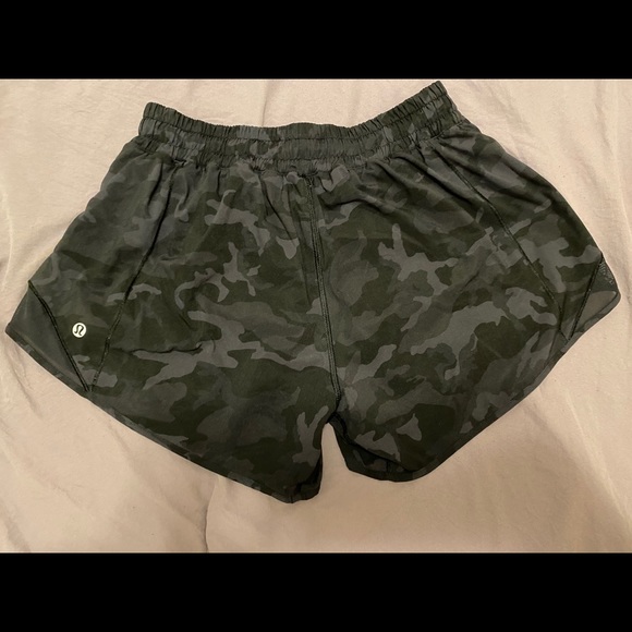 Lululemon incognito camo hotty hot size 8   4” - Picture 2 of 3